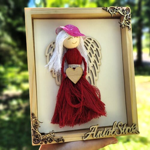 Anioł w bordowej sukience