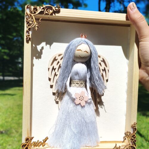 Anioł w białej sukience