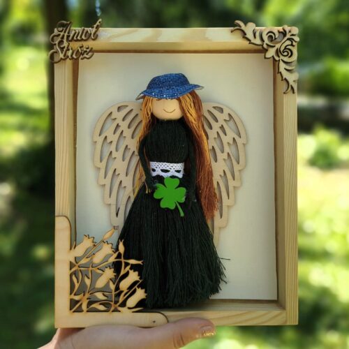 Anioł w ciemnozielonej sukience z koniczyną