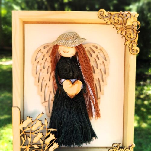 Anioł w ciemnozielonej sukience z sercem