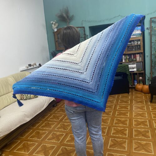 Szydełkowa chusta w kolorach nieba