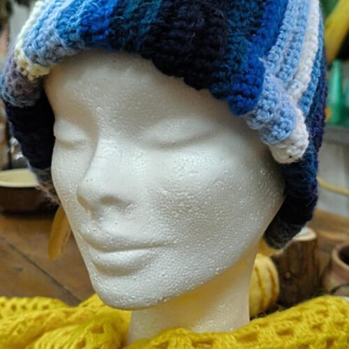 Czapka w odcieniach błękitu i granatu