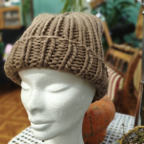 Beżowa czapka na drutach – 100% wełna peruwiańska