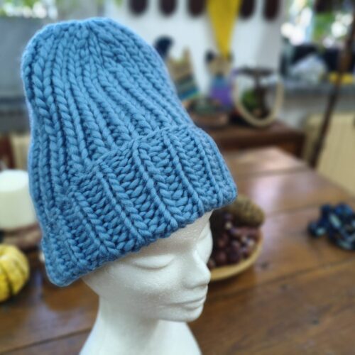 Niebieska czapka na drutach – 100% wełna peruwiańska