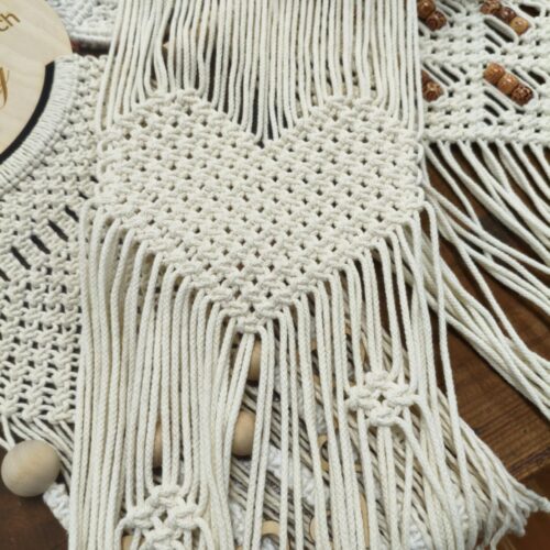 Makrama na ścianę w stylu boho z sercem